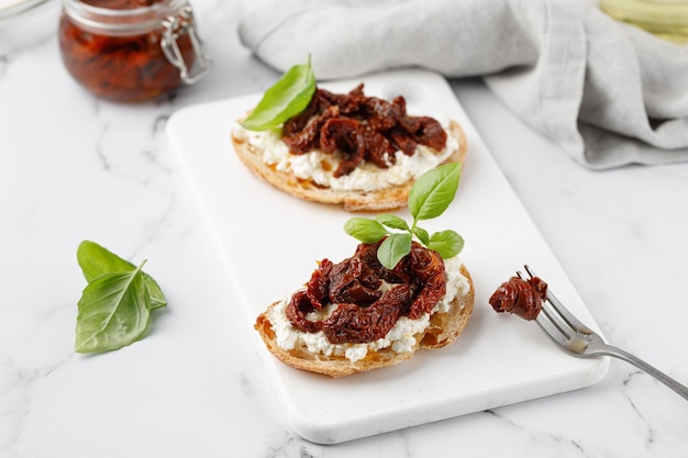 Sándwiches con tomates secos requesón queso ricotta y albahaca Bruschetta snack aperitivos