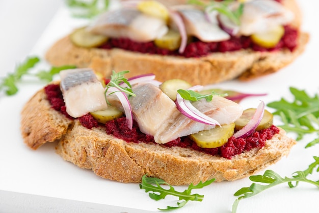 Sándwiches de tostadas con arenque salado y paté de remolacha