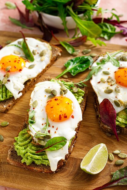 Sándwiches de tostadas de huevo y aguacate con huevos y verduras frescas Alimentos dietéticos saludables