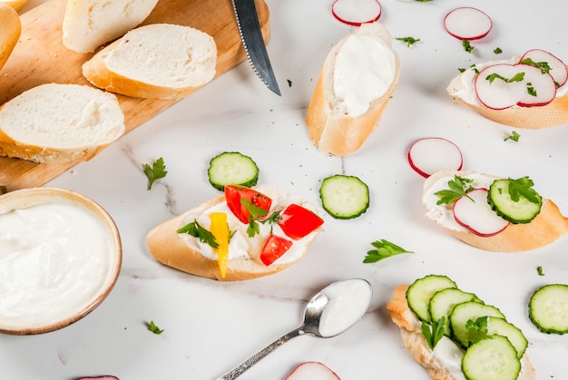 Sandwiches tostadas con queso crema casero y verduras frescas