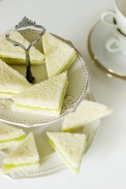 Sandwiches triangulares con pepino y mantequilla para una fiesta de té