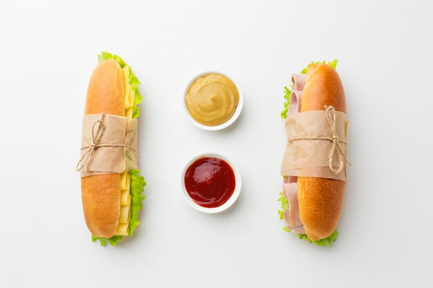 Foto sandwiches und sauce draufsicht