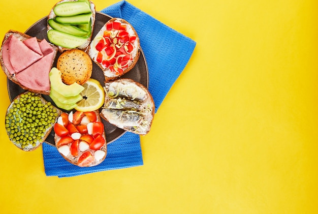 Sandwiches variados en un plato