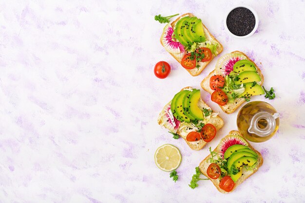 Sandwiches veganos con aguacate, sandía, rábano y tomates