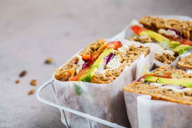 Sandwiches veganos con tofu, aguacate y tomate, copie el espacio. Concepto de comida vegetariana saludable.