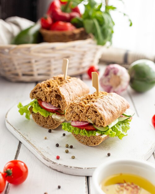 Sándwiches con verduras para el almuerzo.