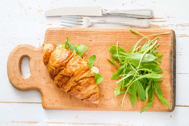 Sandwichhörnchen mit Schinkenbriekäse Arugula