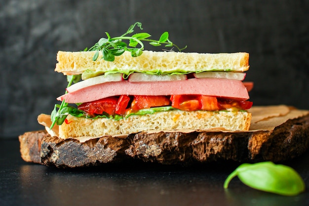 Sandwichwurst, Gemüse, Salat