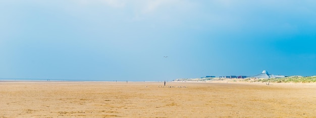 Sandy Beach cerca de Liverpool en un día soleado