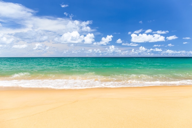 Sandy Beach mit blauem Himmel