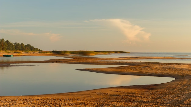 Sandy lado sur del lago Ladoga