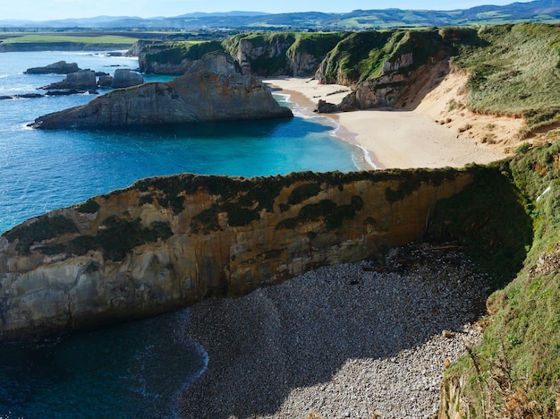 Sandy Mexota beach (Espanha) paisagem da costa do Oceano Atlântico.