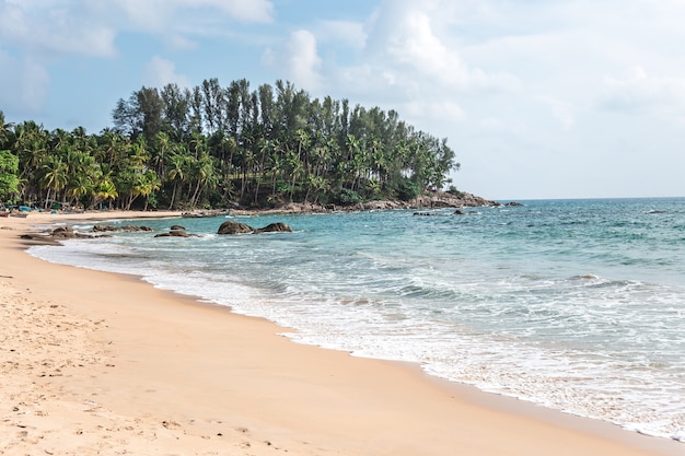 Sandy-Strand mit bunten Fischerbooten bei Sonnenuntergang. Phuket, Thailand