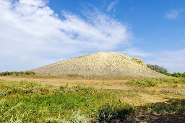 Sandyrocky Hügel in der Steppe Snake Mountain Naturdenkmal SolIletsk Bezirk der Region Orenburg