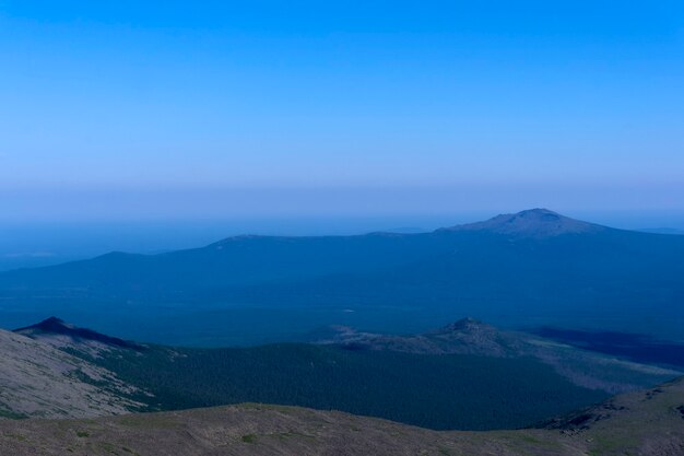 Sanft abfallende Berge des Nordurals in einem blauen atmosphärischen Dunst