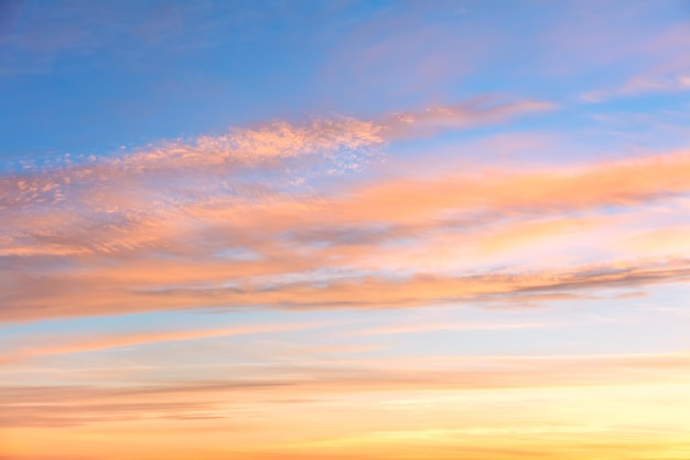 Sanfte Farben des Sonnenaufgang-Sonnenunterganghimmels mit weichem Wolkenhintergrund