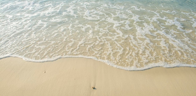 Sanfte Meereswelle am Sandstrand