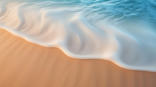 Sanfte Meereswellen am Sandstrand