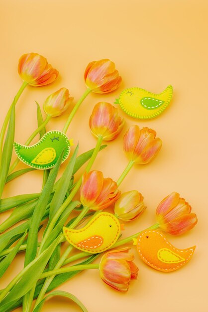 Foto sanfte osterkomposition mit tulpenblumen und handgefertigtem filz
