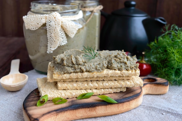 Sanfte Pastenpaste aus der Aubergine auf einem knusprigen kalorienarmen Fitnessbrot