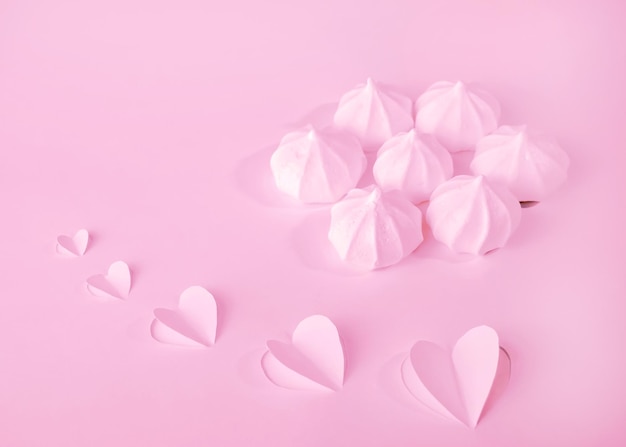Sanfter Baiserkuss Dessert Rosa monochromer Hintergrund mit Herzen am Valentinstag
