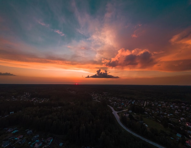 Sanfter rosa Sonnenuntergang im Sommerblick von der Drohne