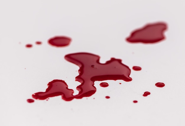 Sangre en una superficie blanca con una mancha roja.
