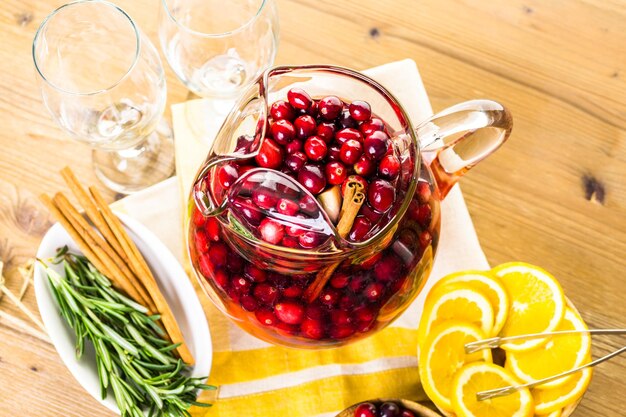 Sangria de cranberry de férias com maçãs e canela.