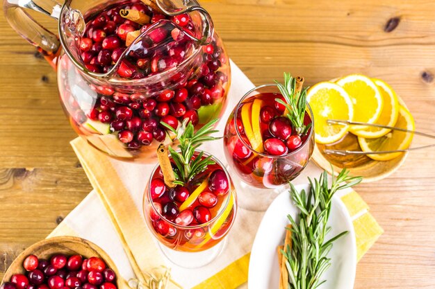 Sangria de cranberry de férias com maçãs e canela.