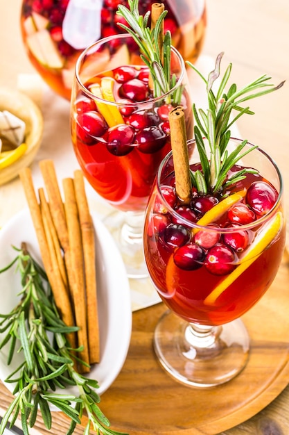 Sangria de cranberry de férias com maçãs e canela.