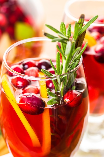 Sangria de cranberry de férias com maçãs e canela.