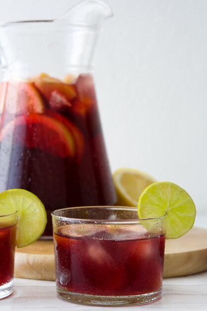 Sangria de verão em vidro na mesa de madeira branca