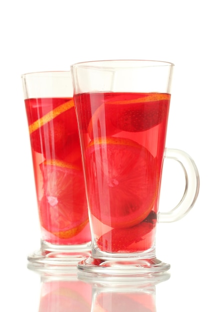 Sangria em copos isolados em branco