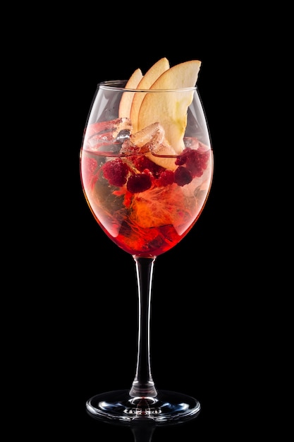 Sangria fria em um copo de vinho