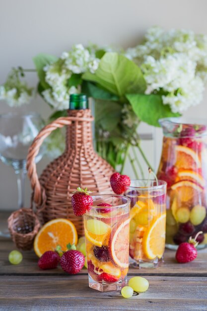 sangría de frutas refrescante casera o ponche con champán, fresas, naranjas y uvas