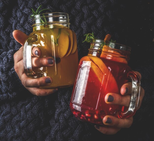 Sangría de invierno, vino caliente o cócteles calientes calientes