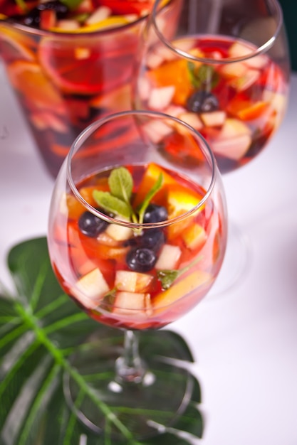 Sangria vermelha fresca com frutas e bagas