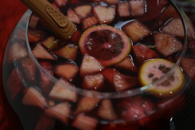 Sangría de vino tinto en copas sobre la mesa.