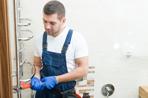 Foto sanitärtechniker mit schraubenschlüssel