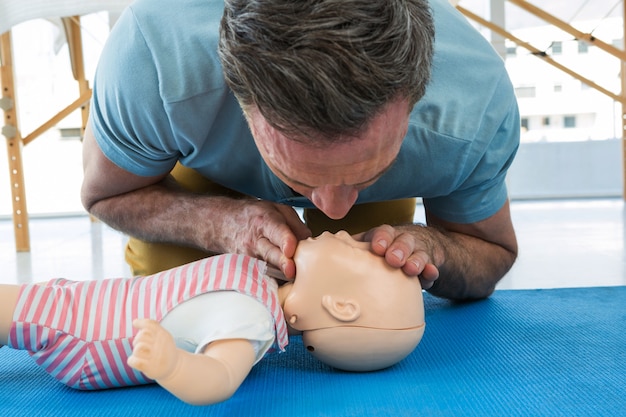 Foto sanitäter bläst sauerstoff zu dummy