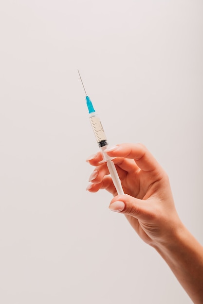 Sanitäter hält Spritzen mit einem Impfstoff
