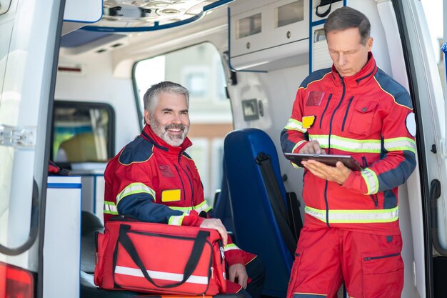 Sanitäter im Sanitätsfahrzeug