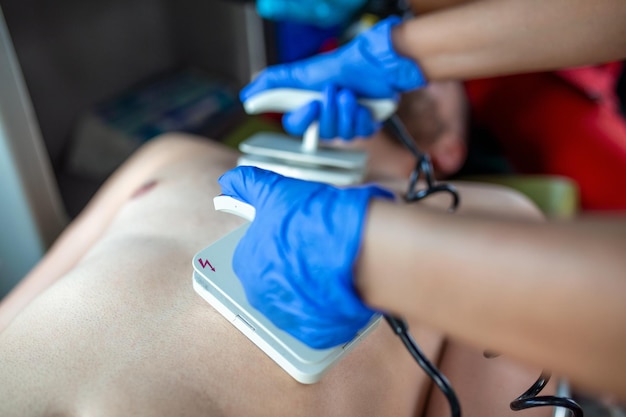 Sanitäter mit Defibrillator-AED bei der Durchführung einer grundlegenden kardiopulmonalen Wiederbelebung