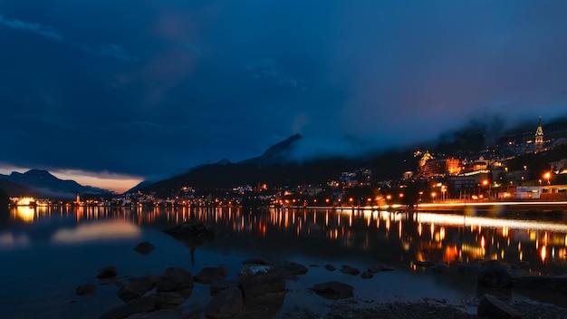 Sankt Moritz à noite do lago