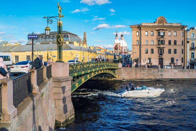 Sankt Petersburg. Fontanka-Fluss mit einem schwimmenden Touristenboot. Panteleimon-Brücke. Russland.