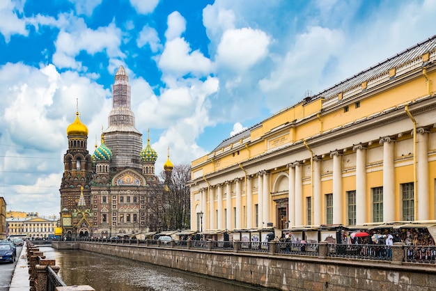 Sankt Petersburg, Russland - 03. November 2019: Gribobedovs Kanal. Kathedrale des Erlösers auf vergossenem Blut. Sankt Petersburg. Russland.