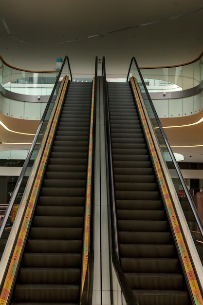 Sankt Petersburg, Russland 18. Juli 2020: Rolltreppe im Einkaufszentrum. Untersicht. Symmetrische zwei Rolltreppen ohne Personen. Rolltreppen hielten in geschlossenem Einkaufszentrum. Konzeptioneller Hintergrund