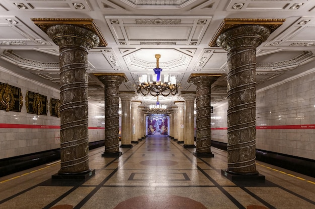 Foto sankt petersburg russland 24. dezember 2021 das schöne innere der u-bahn-station avtovo in sankt petersburg russland europa