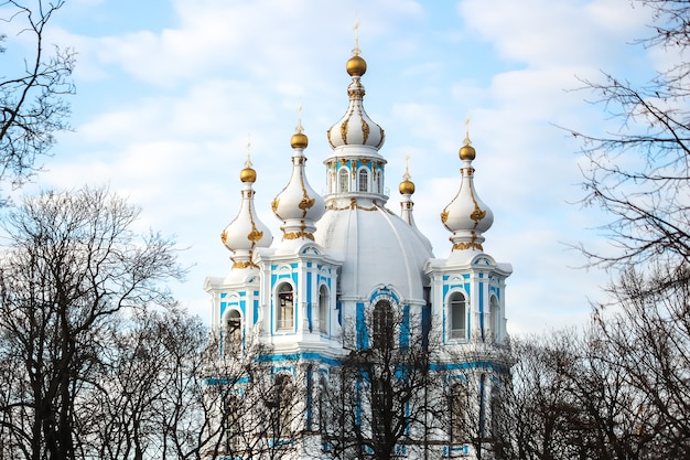 Sankt Petersburg, Russland. Ansicht der Kathedrale von Smolny am sonnigen Tag.