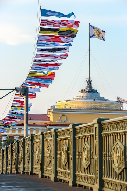 Sankt Petersburg Russland Internationale maritime Signalflaggen wehen auf Wind unter blauem bewölktem Himmel